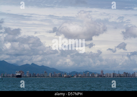 Santos, Sao Paulo, Brésil. Formulaire d'affichage de la rive de l'océan Banque D'Images