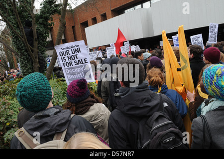 Les foules se rassemblent à l'Université de Sussex pour une manifestation nationale contre la privatisation en cours de l'éducation. Banque D'Images