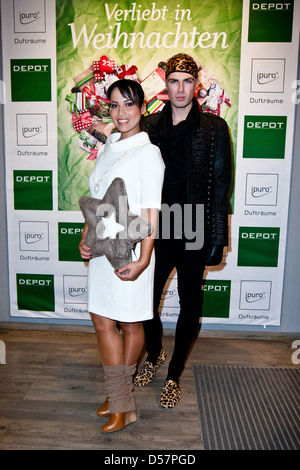 Nandini Mitra et Andre Borchers shopping à Noël à la maison d'accessoires de dépôt. Hambourg, Allemagne - 20.03.2012 Banque D'Images