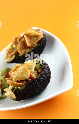 Salade d'avocat sain farcies avec du pain croustillant, tomates et salsa Banque D'Images