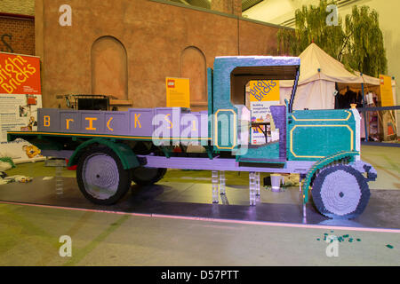 Basinstoke, UK. 26 mars, 2013. LEGO Mania à Milestons Basinstoke Musée se déroule du 26 février au 14 avril et dispose d'une brique LEGO, 4 150 000 mètres de long camion 1970 Ford Econoline Banque D'Images