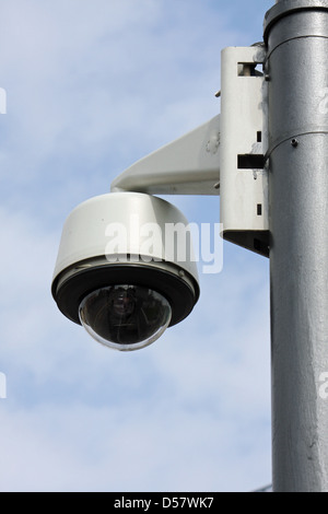 Caméra de sécurité pour surveiller les frontières et les citoyens partisans de la Stadium Banque D'Images