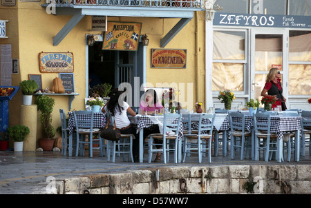 Une taverne sur Rethymnon harobur front de mer à la fin d'octobre 2012, où il est l'un des derniers à fermer pour l'hiver Banque D'Images