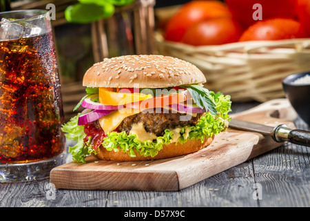 Petit-déjeuner américain traditionnel composé de hamburgers et un coke Banque D'Images