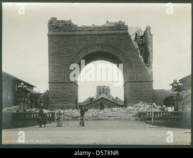 Le tremblement de terre de 1906 à San Francisco a causé d'importants dégâts dans toute la Californie, y compris l'université Stanford à Palo Alto, où des décombres et des ruines ont été laissés derrière eux. Ce tremblement de terre catastrophique, d'une magnitude de 7,9, a entraîné de graves destructions à San Francisco et dans les environs, modifiant définitivement le paysage et les structures architecturales. Banque D'Images