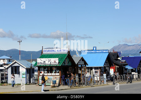 Des huttes où les billets pour les excursions en bateau, Excursiones Maritimas, sur le canal de Beagle et l'observation des oiseaux sont vendus sur le Ushuaia Banque D'Images