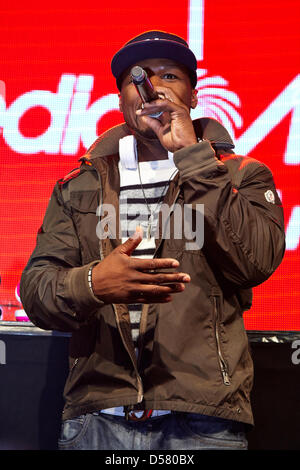 Berlin, Allemagne. 26 mars, 2013. 50 Cent (Curtis James Jackson), star du rap américain, introduit sa nouvelle entreprise SMS Audio écouteurs avec séance de dédicaces chez Media Markt dans l'Alexa à Berlin. Banque D'Images