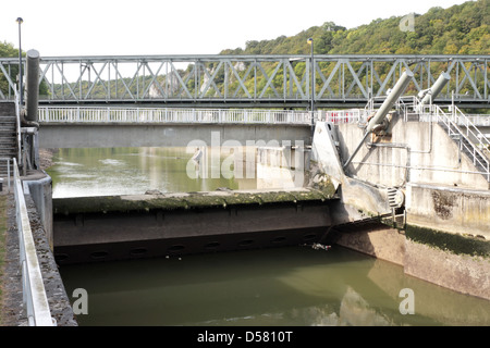 Portes de contrôle des crues sur la Meuse près de Dinant Anseremme Wallonie Belgique Banque D'Images