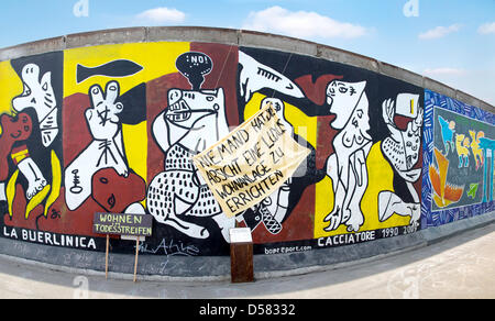 BERLIN - 06 mars : La East Side Gallery est la plus grande galerie d'art en plein air dans le monde et en vertu de l'actuelle protestation mondiale en termes de la suppression de plusieurs segments du mur de Berlin pour permettre la construction d'un hôtel de luxe en Mars 06, 2013 à Berlin. Banque D'Images