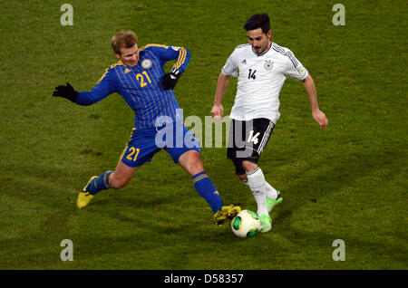 L'Allemagne (R) Ilkay Guendogan rivalise pour la balle avec le Kazakhstan's Gabriel Audisio Valerij durant la Coupe du Monde FIFA 2014 football match de qualification du groupe C entre l'Allemagne et le Kazakhstan à l'Aréna de Nuremberg à Nuremberg, Allemagne, 26 mars 2013. Photo : David Ebener/dpa Banque D'Images