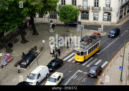 Vue de haut d'une rue dans le centre de Lisbonne. Banque D'Images