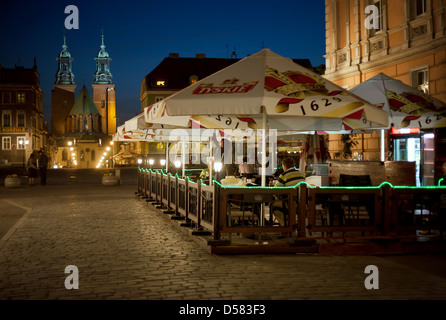 Gniezno, Pologne, rue de la vieille ville de nuit Banque D'Images