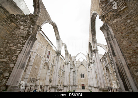 Les ruines de l'Igreja do Carmo, ou Église Carmo laissés sur pied après la destruction du grand tremblement de terre de 1755. Banque D'Images