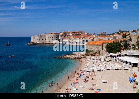 La ville de Dubrovnik plage avec le vieux port dans l'arrière-plan, Croatie Banque D'Images