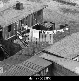 Une vue historique de Montréal prise depuis la cheminée de la Street Railway Power House en 1896. L'image capture le paysage urbain, avec les bâtiments et le linge visibles au premier plan, reflétant la vie à cette époque. Banque D'Images