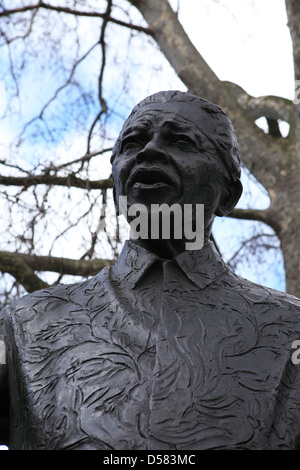 Statue de Nelson Mandela à Londres, en Angleterre. Banque D'Images