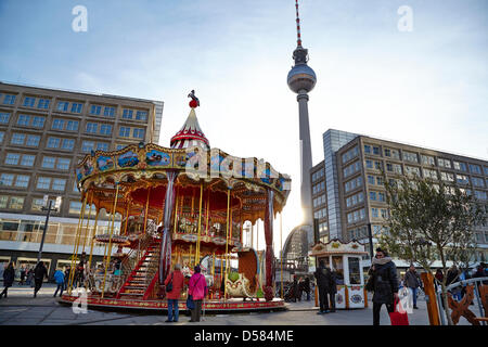 Berlin, Allemagne. 26 mars 2013. Le traditionnel marché de Pâques a ouvert à l'Alexanderplatz à Berlin. À des températures de gel les invités visiter le marché. Banque D'Images