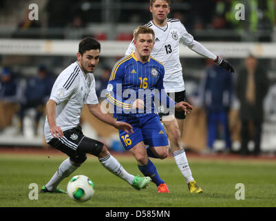 L'Allemagne (l'Ilkay Guendogan) rivalise pour la balle avec le Kazakhstan's Genrikh Shmidtgal (C) et de l'Allemand Thomas Mueller (R) lors de la Coupe du Monde FIFA 2014 football match de qualification du groupe C entre l'Allemagne et le Kazakhstan à l'Aréna de Nuremberg à Nuremberg, Allemagne, 26 mars 2013. Photo : Daniel Karmann/dpa  + + +(c) afp - Bildfunk + + + Banque D'Images