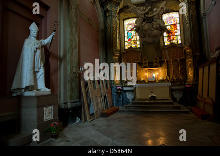 Lviv, Ukraine, une sculpture du Pape Jean Paul II à Saint Mary's Banque D'Images