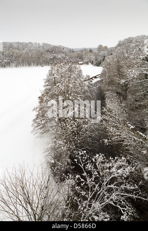 La vallée de l'Aquaduct Chirk 12 sur un jour de printemps enneigé Banque D'Images