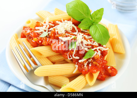 Pâtes penne avec sauce tomate à base de viande et fromage Banque D'Images