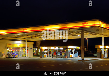 Erxleben, Allemagne, Uhrsleben Hotel avec station d'essence Shell sur l'A2 Banque D'Images