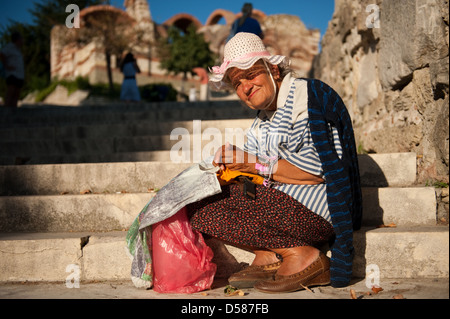 Nessebar, Bulgarie, une vieille femme assise sur les escaliers de la vieille ville Banque D'Images