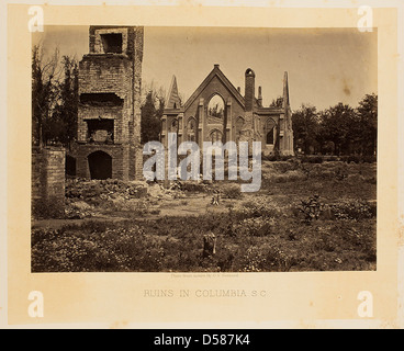 Les ruines de Columbia, Caroline du Sud, à la suite de la marche destructrice du général William Tecumseh Sherman pendant la guerre de Sécession. Cette photographie capture les dégâts dans la ville après la défaite confédérée. Banque D'Images