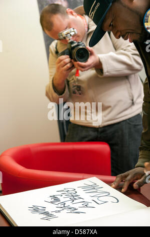 Berlin, Allemagne. 26 mars 2013. 50 Cents et Media Markt présente les nouvelles 'SMS', signe des autographes collection casque dans centre commercial Alexa à Berlin. Credit : Crédit : Gonçalo Silva/Alamy Live News Banque D'Images