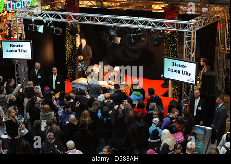 Atmosphère à autograph session au centre commercial Forum Koepenick. Berlin, Allemagne 08-12-2011 Banque D'Images