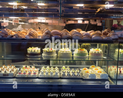 Affichage des gâteaux chinois de dans Gerrard Street, Londres, Chinatown. Banque D'Images