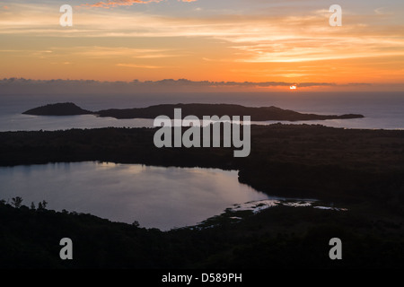 Le lac sacré et sur la mer, vue sur le Mont Passot, le point le plus élevé sur l'île de Nosy Be, nord de Madagascar Banque D'Images