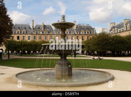 La Place des Vosges à Paris, France Banque D'Images