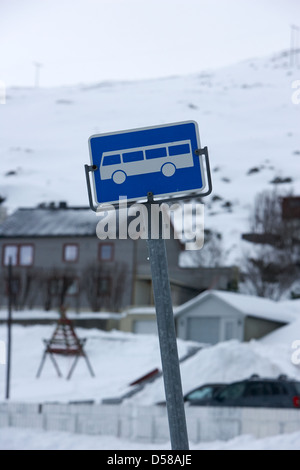 Bus stop sign en hiver honningsvag Norvège europe Banque D'Images
