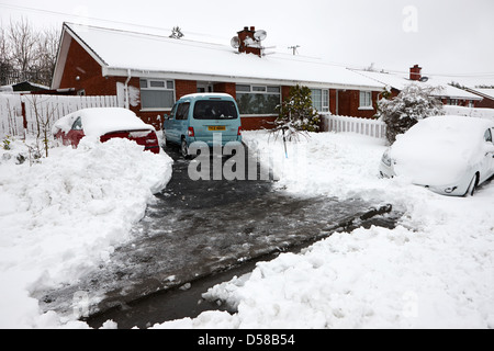 Partiellement dégagé entrée en face de la maison dans une tempête d'hiver newtownabbey uk Banque D'Images