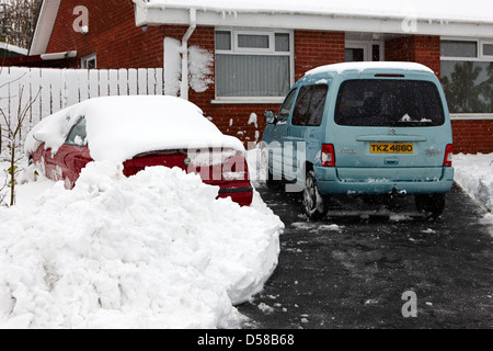 Partiellement dégagé entrée en face de la maison dans une tempête d'hiver newtownabbey uk Banque D'Images