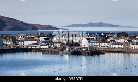 Ville d'Ullapool sur le Loch Broom dans les Highlands d'Ecosse. Banque D'Images