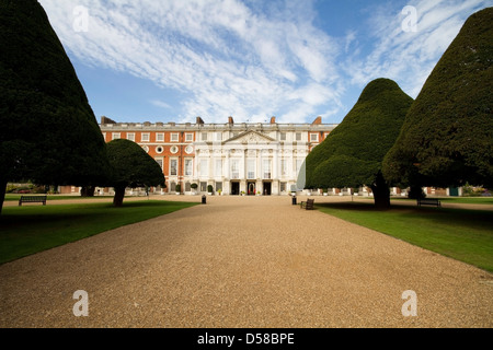 Le Palais de Hampton Court, vu de la grande fontaine Jardin Banque D'Images