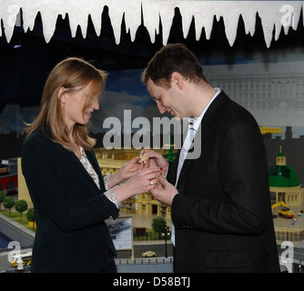 Le prince Georg Friedrich de Prusse et Prinz son épouse la princesse Sophie présenter le Château de ville LEGO (Stadtschloss) au parc LEGOLAND Banque D'Images