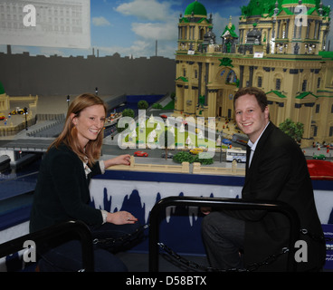 Le prince Georg Friedrich de Prusse et Prinz son épouse la princesse Sophie présenter le Château de ville LEGO (Stadtschloss) au parc LEGOLAND Banque D'Images