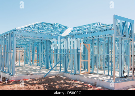 La nouvelle construction résidentielle accueil ossature de métal contre un ciel bleu Banque D'Images