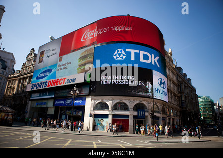 Les panneaux publicitaires à Piccadilly Circus, dans le West End de Londres Banque D'Images