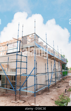 Nouvelle maison en construction contre le ciel bleu Banque D'Images