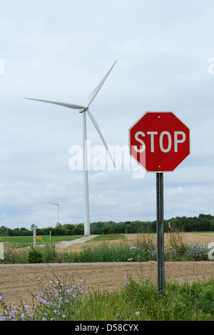 Arrêter les moulins à vent. Panneau d'arrêt en face de moulin à vent. L'activisme. Banque D'Images