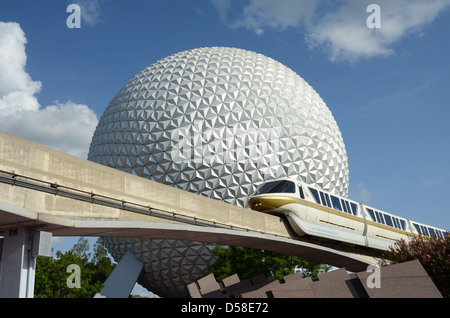 Le Disney's Monorail passe l'icône Spaceship Earth à Epcot Epcot de Walt Disney World à Orlando en Floride, le lac Bay Banque D'Images