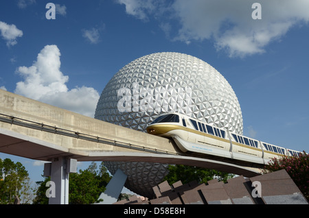 Le Disney's Monorail passe l'icône Spaceship Earth à Epcot Epcot de Walt Disney World à Orlando en Floride, le lac Bay Banque D'Images