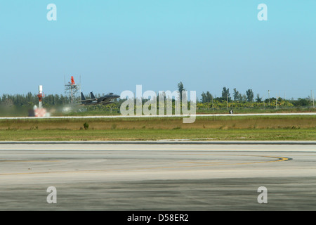 F/A-18 Hornet, de fabrication américaine, pouvoir, la guerre, lutte, rapide ,USA, de missiles, d'incendie, l'attaque, un avion de chasse,U.S. La marine, vol ,Demonstratio Banque D'Images