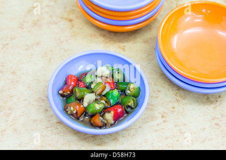 Plat de Red Hot Chili Peppers et vert dans la sauce de soja et le jus de lime closeup Banque D'Images