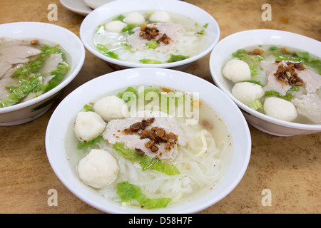 Bols de soupe aux nouilles Fishball en Asie du Sud-Est avec Patty de porc et le lard de porc Banque D'Images