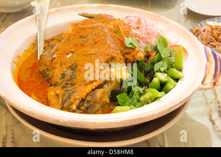 Nyonya Curry de Tête de Poisson avec les feuilles de menthe et les oignons Tomate Gombo Banque D'Images